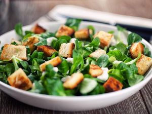 5 Topping Salad yang Diam-Diam Bikin Sehatnya Jadi Berkurang