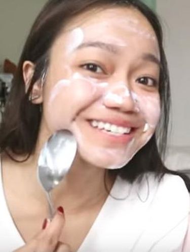 Tanpa Kuas, Beuaty Vlogger Indonesia Ini Makeup Pakai Terong