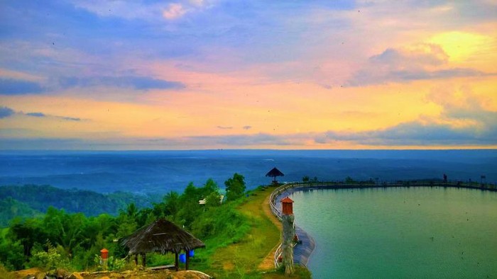 Sunset romantis dari Embung Nglanggeran