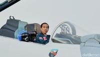 Jokowi juga pernah merasakan menaiki pesawat tempur Sukhoi 27/30 Flanker. (Foto: Foto: Biro Pers Setpres)