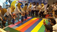 Anak-anak merupakan putra-putri dari orang tua yang tergabung dalam komunitas BCMarch yakni para ibu yang anaknya lahir di bulan Maret. Ada 15 anak yang ikut lomba berjalan kemudian dilakukan babak penyisihan. (Foto: Dian/detikHealth) 