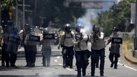 Petugas keamanan menghalau pendemo dengan tembakan gas air mata. (Foto: Reuters/Carlos Garcia Rawlin)