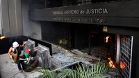  Pendemo di depan Gedung Mahkamah Agung (MA) Venezuela. (Foto: Reuters/Marco Bello)