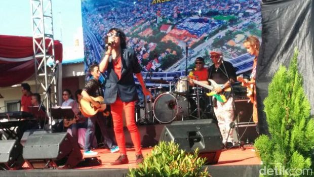 Menteri PUPR Basuki Hadimuljono menabuh drum