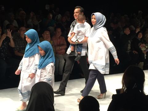 Foto: Aksi Ben Kasyafani & Putrinya Sienna di Fashion Show Elzatta Hijab