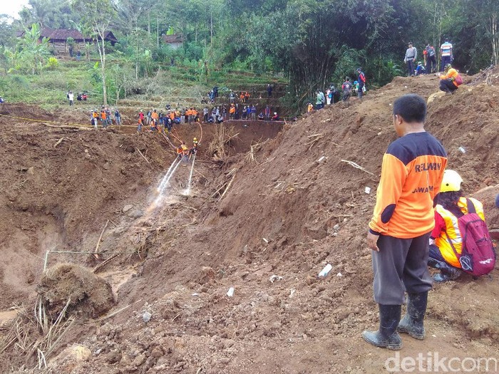 Jalan Tertutup Material, 9 Eskavator Tertahan di Longsor Ponorogo