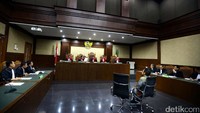 Jaksa Penuntut Umum Komisi Pemberantasan Korupsi (KPK) hari ini, Senin (10/4/2017) membacakan dakwaan terhadap Andi Zulkarnain Mallarangeng alias Choel Mallarangeng (AZM).