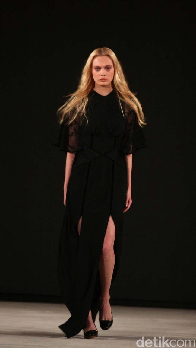 Koleksi Sapto Djojokartiko di Fashion Nation 2017. Senayan City. Jakarta. [Foto: Mohammad Abduh/Wolipop]