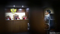 Choel Mallarangeng didakwa memperkaya diri sebesar Rp 4 miliar dan 550 ribu Dolar AS dari proyek Hambalang pada 28 Agustus 2010.