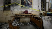 Garis polisi telah dipasang di lokasi ledakan di Gereja Koptik St George. Mohamed Abd El Ghany/Reuters/detikFoto.
