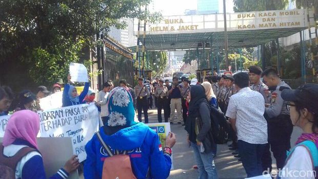 Polisi Tampar Buruh Perempuan, Massa FPR Demo di Polda Metro