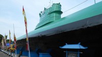 Monkasel merupakan sebauh monumen kapal selam terbesar di kawasan Asia.  Dahulu kapal selam KRI Pasopati 410 ini merupakan salah satu armada Angkatan Laut Republik Indonesia buatan Uni Soviet pada tahun 1952.(basriii/dTraveler)