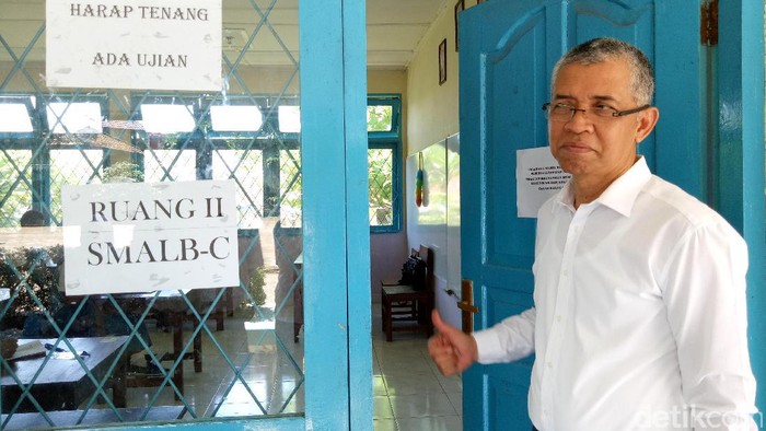 Siswa Difabel di Palembang Lakukan UN Berbasis Kertas