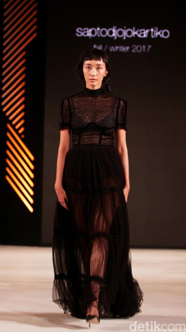 Koleksi Sapto Djojokartiko di Fashion Nation 2017. Senayan City. Jakarta. [Foto: Mohammad Abduh/Wolipop]