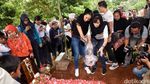 Isak Tangis Para Sahabat di Pemakaman Renita Sukardi
