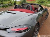 Melesat dengan Mobil Sport dan Wah, Porsche 718 Boxster