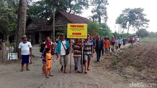 Sengketa Lahan, Warga Blitar Cabuti Patok yang Ditanam AURI