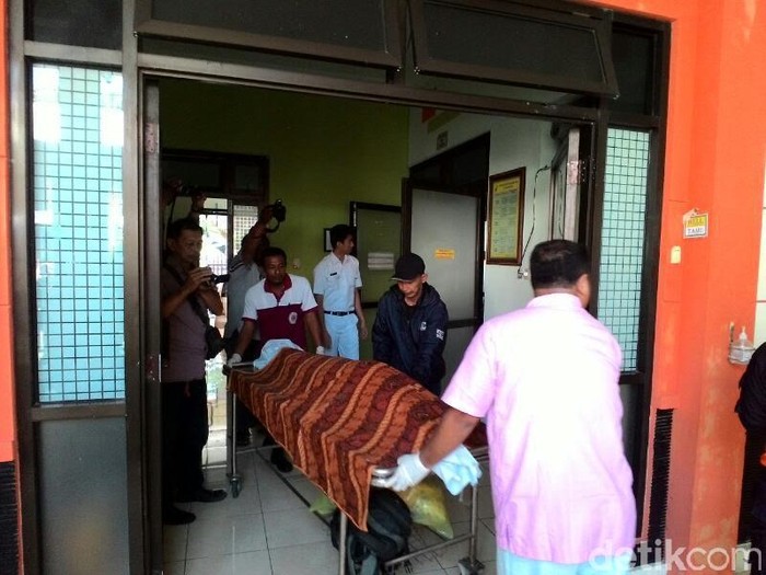 Satu Keluarga asal Surabaya Tewas Ditabrak Truk di Jombang