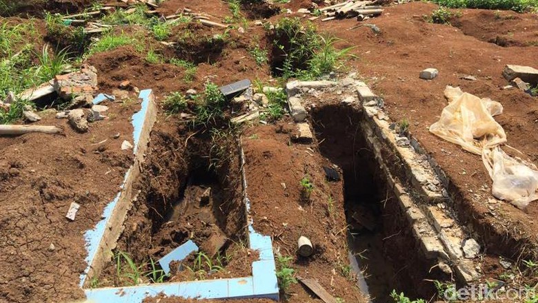 Cerita Makam yang Masih Utuh di Tengah Proyek Kereta 