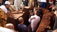 Sang anak pun turut mengantarkan Renita hingga ke liang lahat. Pool/Noel/detikFoto.