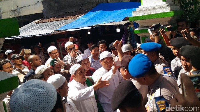 Demo Tolak Kedatangan Habib Rizieq di Surabaya dapat Perlawanan