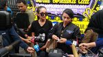 Isak Tangis Para Sahabat di Pemakaman Renita Sukardi