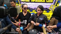Tampak kesedihan di wajah mereka kala menceritakan pengalamannya dengan almarhumah.