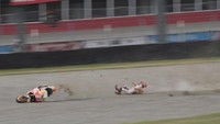 Tahun ini Marc Marquez melakukan sejumlah aksi menyelamatkan diri dari terjatuh. Tapi pada sejumlah kesempatan ia tak kuasa melakukannya sehingga harus terhempas jatuh, seperti di Argentina pada kesempatan ini. (Foto: Mirco Lazzari gp/Getty Images)