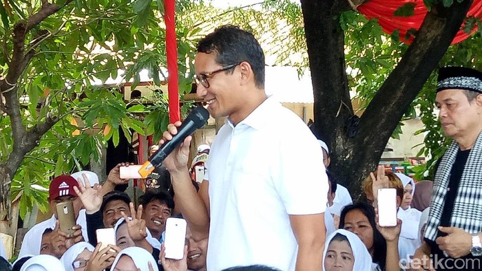 Sandi Berbalas Pantun dengan Walkot Jakbar-Kadis UMKM di Bazar OK OCE