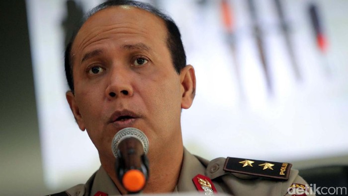 (kanan ke kiri) Kadiv Humas Mabes Polri Irjen Pol Boy Rafli Amar bersama dengan Kabag Penum Divisi Humas Polri Kombes Pol Martinus Sitompul  menunjukan barang bukti senjata api saat rilis penanganan teroris Tuban di Mabes Polri, Jakarta, Senin (10/4/2017). Saat ini pihak kepolisian tengah mendalami kasus tersebut, empat dari enam terduga teroris telah teridentifikasi. Grandyos Zafna/detikcom