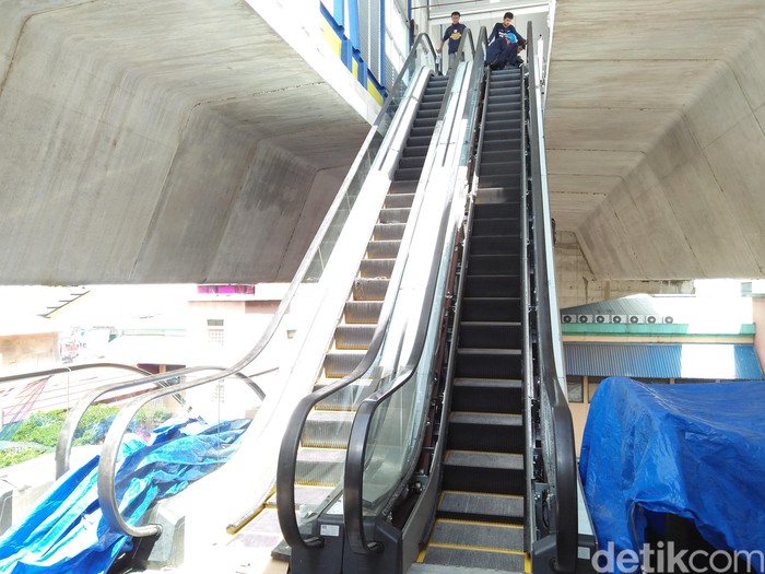 Eskalator di Halte Tinggi TransJ Cipulir Terintegrasi dengan ITC