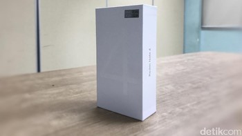 Kotak kemasaannya berwarna putih dengan logo 4 di bagian depannya. Foto: detikINET/Adi Fida Rahman