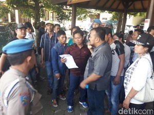Lagi, Polisi Periksa 20 Pendemo Tolak Tambang Pembawa Logo Palu Arit