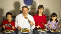 Menonton televisi saat makan bisa memunculkan risiko kegemukan. Maka itu matikan televisi dan nikmati makanan Anda supaya merasa lebih kenyang dan tak tergoda mengemil yang lain. (Foto: Thinkstock)