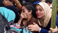 Tampak isak tangis dari para sahabatnya itu kala menghadiri pemakaman Renita Sukardi. Pool/Noel/detikFoto.
