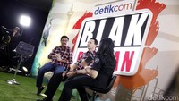 Seperti biasa, pasangan calon Gubernur-Wakil Gubernur DKI Jakarta itu tampil kompak mengenakan setelan kemeja bermotif kotak-kotak yang khas.