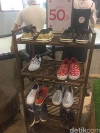  Baju  Hingga Sepatu Mezzo Diskon 70 di  Aeon  Mall 
