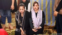 Aktris berusia 43 tahun itupun tak kuasa menahan air matanya. Pool/Noel/detikFoto.
