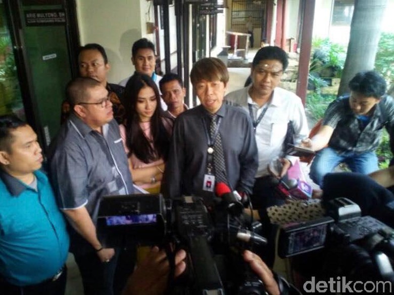 Berdamai, Razman dan Bella Luna Cabut Laporan di Polisi Berdamai, Razman dan Bella Luna Cabut Laporan di Polisi