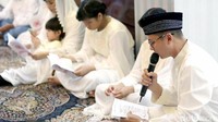Sudah tampan juga sholeh, tentu saja para wanita semakin jatuh hati kepada bapak empat anak ini.