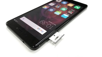 Slot SIM Card diletakkan di sisi kiri. Foto: detikINET/Adi Fida Rahman