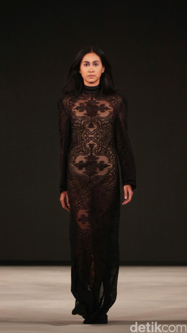 Koleksi Sapto Djojokartiko di Fashion Nation 2017. Senayan City. Jakarta. [Foto: Mohammad Abduh/Wolipop]