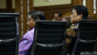 Para saksi memberikan keterangan di hadapan hakim.