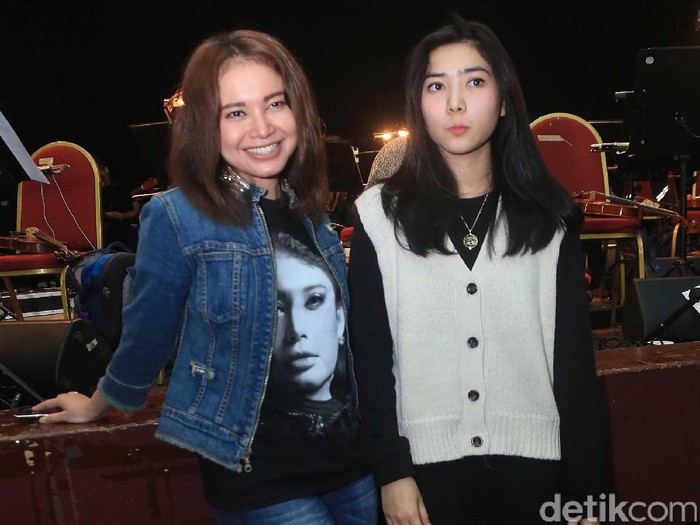 Rossa Relakan Tegar untuk Isyana