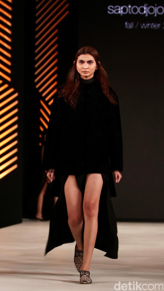 Koleksi Sapto Djojokartiko di Fashion Nation 2017. Senayan City. Jakarta. [Foto: Mohammad Abduh/Wolipop]