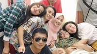 Ia pun dikenal sebagai pribadi yang ramah dan kerap menolong rekan maupun kru di lokasi syuting. (Dok. Instagram/irensukardi)