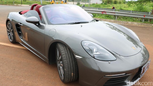 Melesat dengan Mobil Sport dan Wah, Porsche 718 Boxster