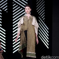 Koleksi Andreas Odang mengangkat tema Le Memoire di Fashion Nation 2017. Senayan City. Jakarta. [Foto: Mohammad Abduh/Wolipop]