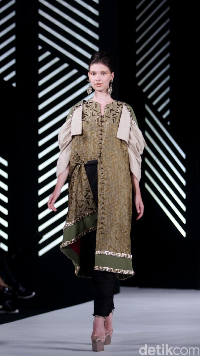 Koleksi Andreas Odang mengangkat tema Le Memoire di Fashion Nation 2017. Senayan City. Jakarta. [Foto: Mohammad Abduh/Wolipop]