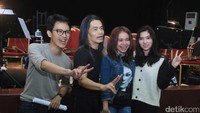 Pada konser tunggalnya tersebut, Rossa tak hanya mengajak Isyana namun banyak pula orang handal yang membantunya. Pool/Ismail/detikFoto.